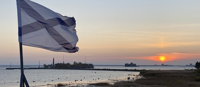 Брызги фонтанов, гранит крепостей и моря солёный ветер